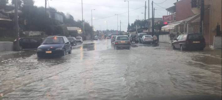 Πλημμύρες και κατολισθήσεις στην Κέρκυρα από την έντονη νεροποντή (εικόνες)